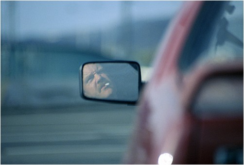 ein Autofahrer wartet an einer Ampel | a cardriver waiting at a set of traffic lights
